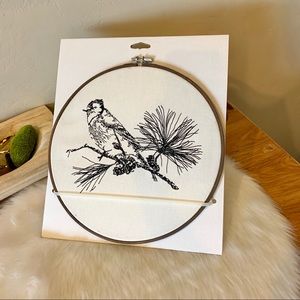 NWT- Embroidery hoop wall decor Bird